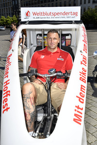 Fototermin zum 16. Internationalen Weltblutspendertag am Brandenburger Tor in Berlin