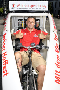 Fototermin zum 16. Internationalen Weltblutspendertag am Brandenburger Tor in Berlin