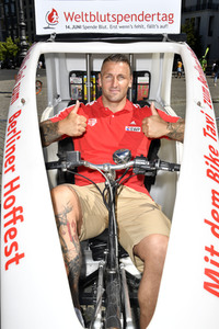 Fototermin zum 16. Internationalen Weltblutspendertag am Brandenburger Tor in Berlin