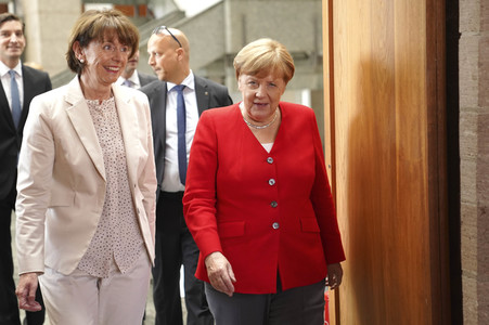 Eintrag von Bundeskanzlerin Angela Merkel in das Goldene Buch der Stadt Köln