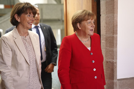 Eintrag von Bundeskanzlerin Angela Merkel in das Goldene Buch der Stadt Köln