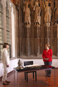 Eintrag von Bundeskanzlerin Angela Merkel in das Goldene Buch der Stadt Köln