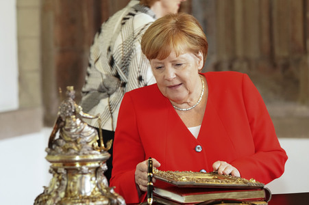 Eintrag von Bundeskanzlerin Angela Merkel in das Goldene Buch der Stadt Köln