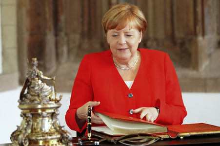 Eintrag von Bundeskanzlerin Angela Merkel in das Goldene Buch der Stadt Köln