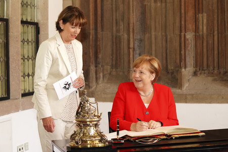 Eintrag von Bundeskanzlerin Angela Merkel in das Goldene Buch der Stadt Köln