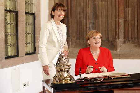 Eintrag von Bundeskanzlerin Angela Merkel in das Goldene Buch der Stadt Köln