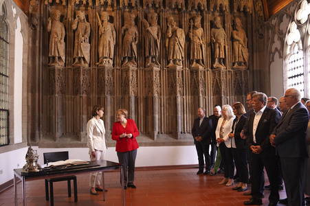 Eintrag von Bundeskanzlerin Angela Merkel in das Goldene Buch der Stadt Köln