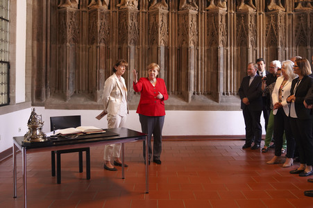 Eintrag von Bundeskanzlerin Angela Merkel in das Goldene Buch der Stadt Köln