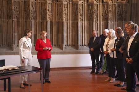 Eintrag von Bundeskanzlerin Angela Merkel in das Goldene Buch der Stadt Köln