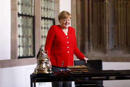 Eintrag von Bundeskanzlerin Angela Merkel in das Goldene Buch der Stadt Köln