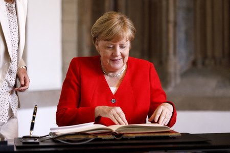 Eintrag von Bundeskanzlerin Angela Merkel in das Goldene Buch der Stadt Köln