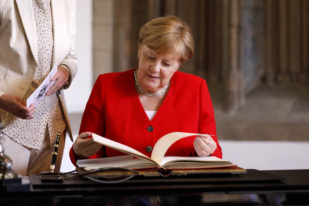 Eintrag von Bundeskanzlerin Angela Merkel in das Goldene Buch der Stadt Köln