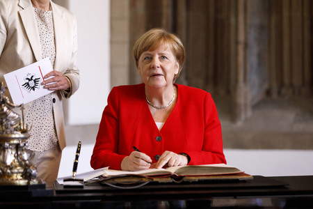 Eintrag von Bundeskanzlerin Angela Merkel in das Goldene Buch der Stadt Köln