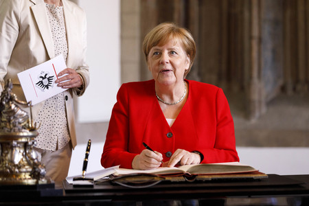 Eintrag von Bundeskanzlerin Angela Merkel in das Goldene Buch der Stadt Köln