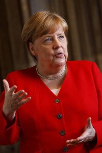 Eintrag von Bundeskanzlerin Angela Merkel in das Goldene Buch der Stadt Köln