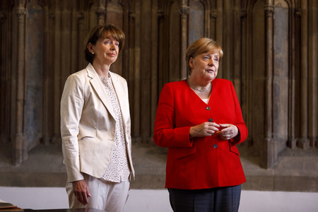 Eintrag von Bundeskanzlerin Angela Merkel in das Goldene Buch der Stadt Köln