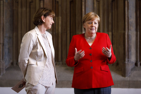 Eintrag von Bundeskanzlerin Angela Merkel in das Goldene Buch der Stadt Köln