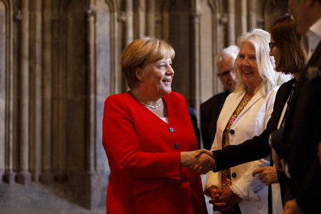 Eintrag von Bundeskanzlerin Angela Merkel in das Goldene Buch der Stadt Köln