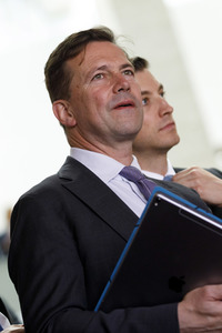 Eintrag von Bundeskanzlerin Angela Merkel in das Goldene Buch der Stadt Köln