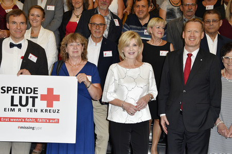 Fototermin zum 16. Internationalen Weltblutspendertag im Humboldt Carré in Berlin