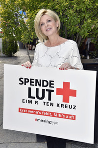 Fototermin zum 16. Internationalen Weltblutspendertag im Humboldt Carré in Berlin