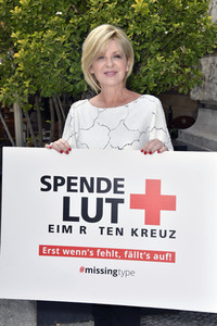 Fototermin zum 16. Internationalen Weltblutspendertag im Humboldt Carré in Berlin