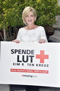 Fototermin zum 16. Internationalen Weltblutspendertag im Humboldt Carré in Berlin