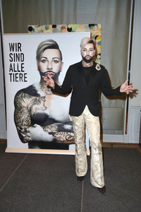 PETA-Kampagne mit Harald Glööckler in Hamburg