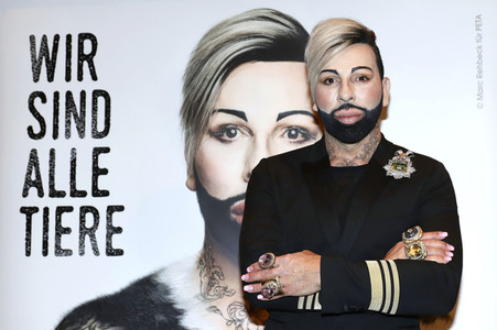 PETA-Kampagne mit Harald Glööckler in Hamburg