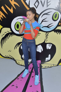 Start der Kampagne 'Bones Love Milk' in Huntington Beach