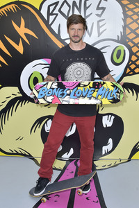 Start der Kampagne 'Bones Love Milk' in Huntington Beach