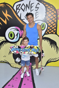 Start der Kampagne 'Bones Love Milk' in Huntington Beach