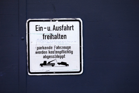 Symbolfoto Ausfahrt freihalten