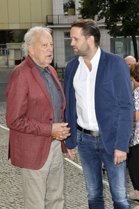 Theaterpremiere 'Zuhause bin ich Darling' in Berlin