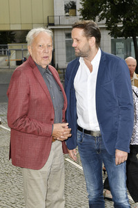 Theaterpremiere 'Zuhause bin ich Darling' in Berlin