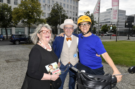 Theaterpremiere 'Zuhause bin ich Darling' in Berlin