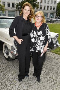 Theaterpremiere 'Zuhause bin ich Darling' in Berlin