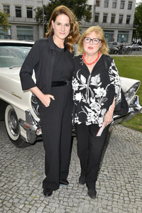 Theaterpremiere 'Zuhause bin ich Darling' in Berlin