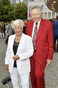 Theaterpremiere 'Zuhause bin ich Darling' in Berlin