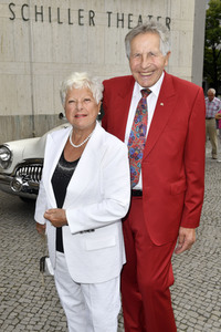 Theaterpremiere 'Zuhause bin ich Darling' in Berlin