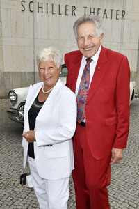 Theaterpremiere 'Zuhause bin ich Darling' in Berlin