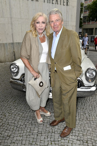 Theaterpremiere 'Zuhause bin ich Darling' in Berlin