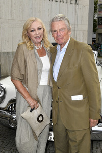 Theaterpremiere 'Zuhause bin ich Darling' in Berlin