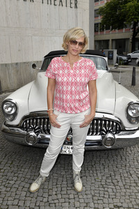 Theaterpremiere 'Zuhause bin ich Darling' in Berlin