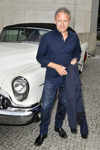 Theaterpremiere 'Zuhause bin ich Darling' in Berlin