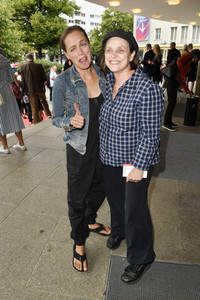 Theaterpremiere 'Zuhause bin ich Darling' in Berlin