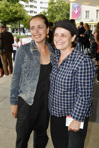 Theaterpremiere 'Zuhause bin ich Darling' in Berlin