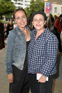 Theaterpremiere 'Zuhause bin ich Darling' in Berlin