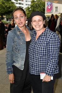 Theaterpremiere 'Zuhause bin ich Darling' in Berlin