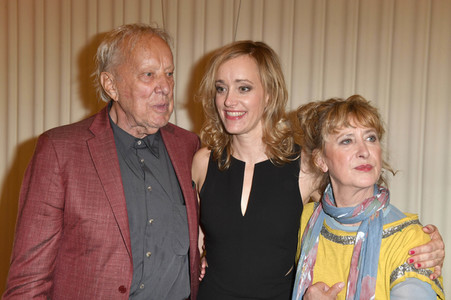 Theaterpremiere 'Zuhause bin ich Darling' in Berlin